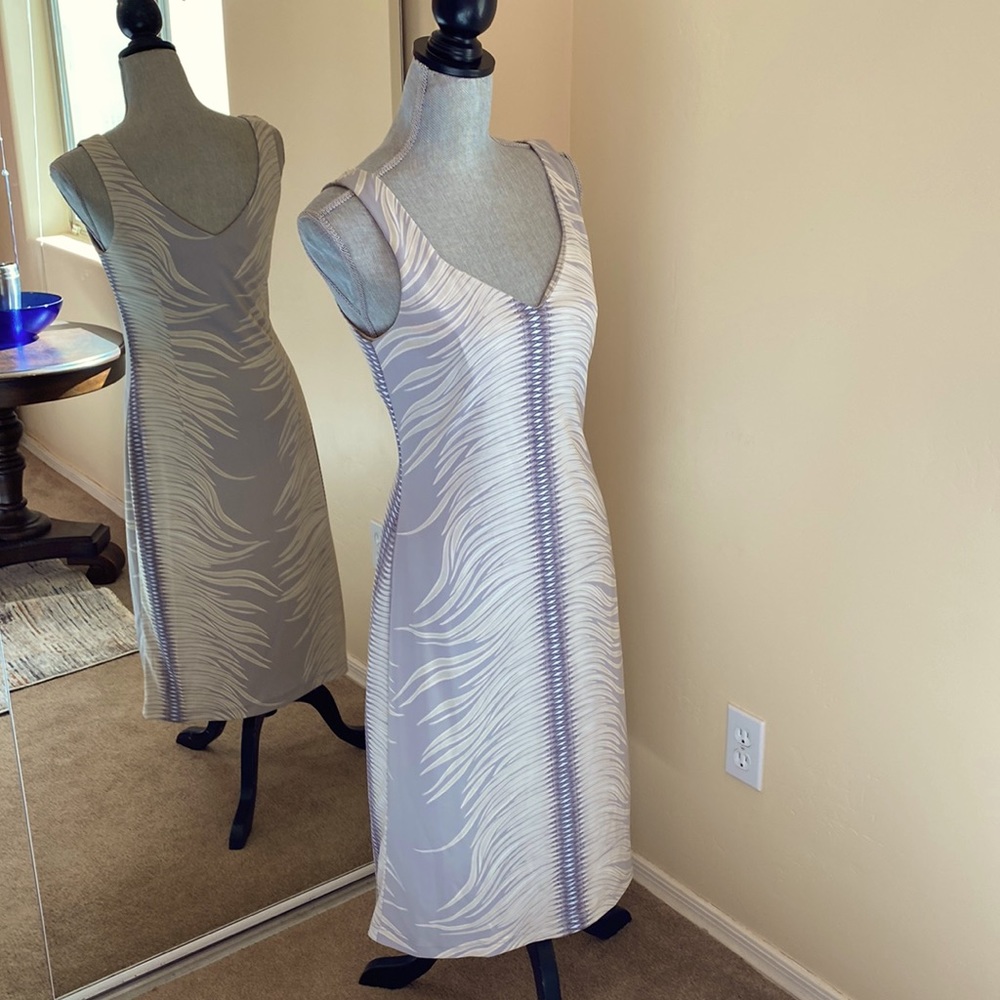 BCBG Maxazaria gray print dress. Very flattering/size M. Excellent condition!